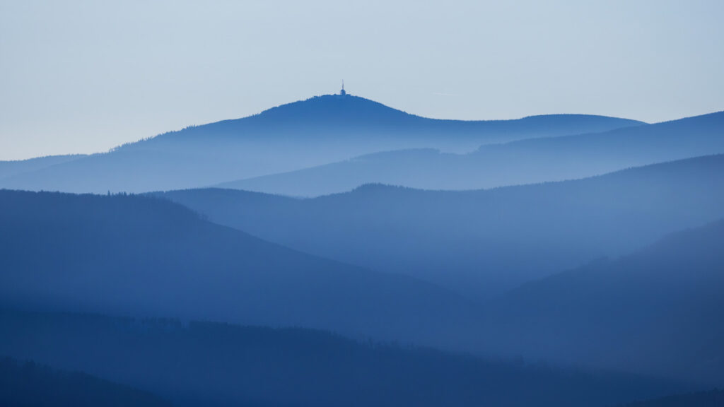 Berge im blauen Dunst, verschiedene Blautöne 