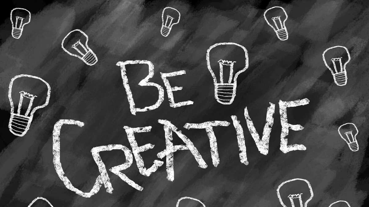Tafel mit weißer Kreide: be creative geschrieben -Tipps für Kreativität