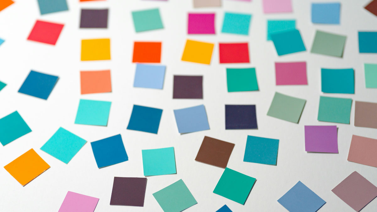 bunte Zettel auf einem Tisch verteilt. Um Farben auszuwählen