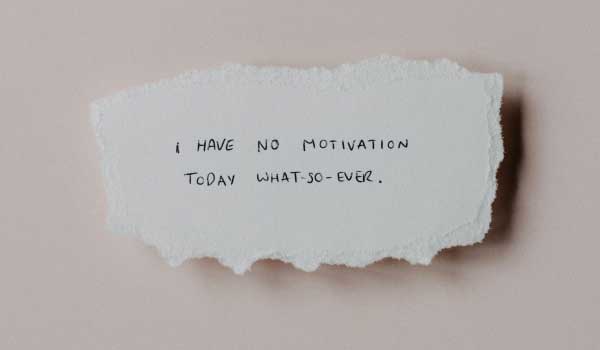 Zettelschnipsel mitmdem Text: i have no motivation today what so ever