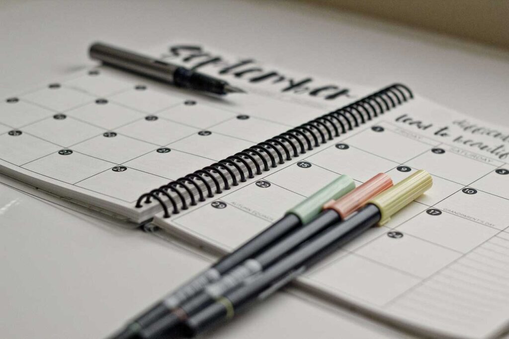 bulletjournal: Kalender mit einigen bunten Stiften