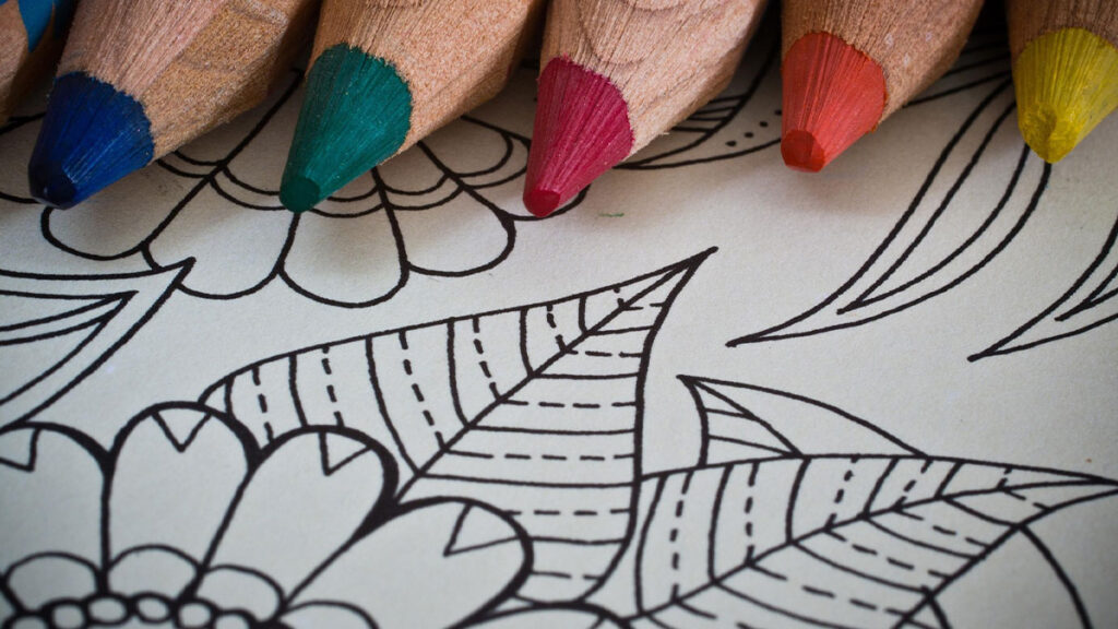 Detailaufnahme von einem Ausmalbuch mit Buntstifte