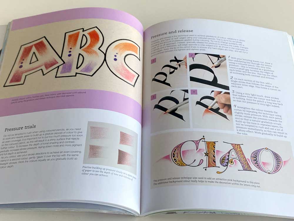 Seite aus dem Buch Decorated Lettering